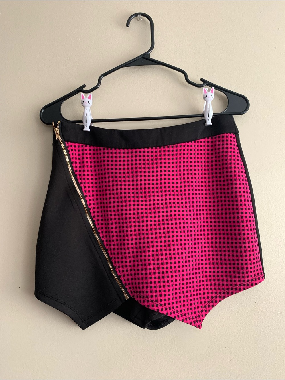 💖 bebe Hot Pink Black Grid Asymmetrical Zip Skort Size M Y2K McBling